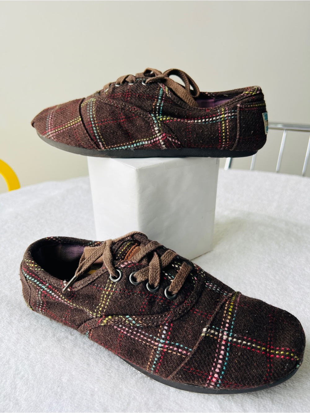 Rare TOMS Cordones Brown Plaid Lace-Up Shoes